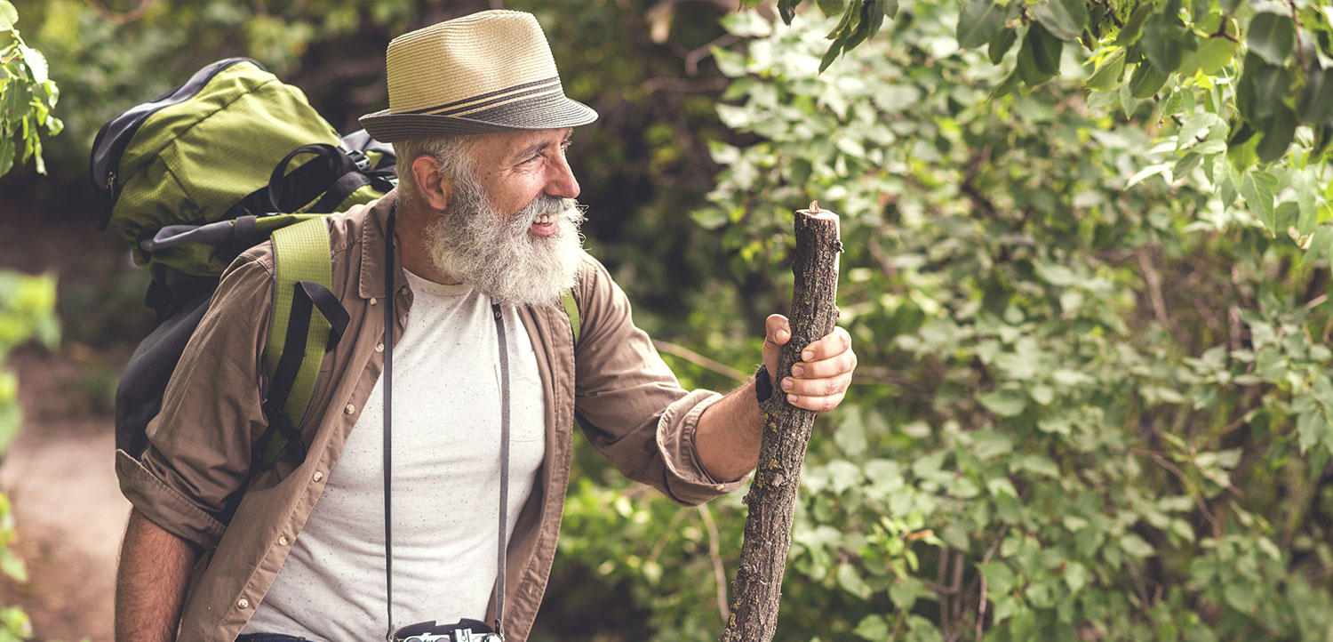 Älterer Herr mit Wanderstock