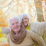 Seniorenpaar im Herbst